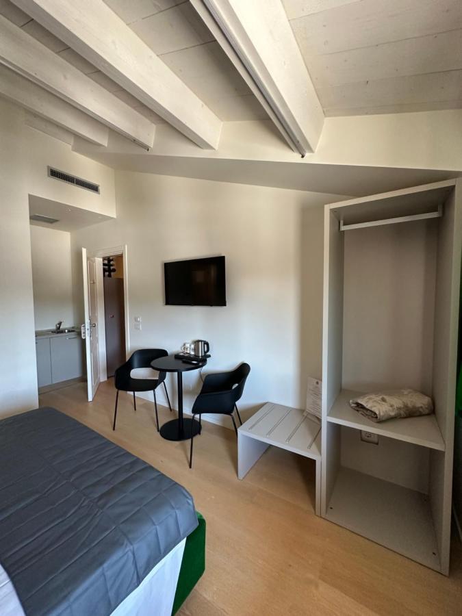 C House Rooms Lake Peschiera del Garda Bagian luar foto