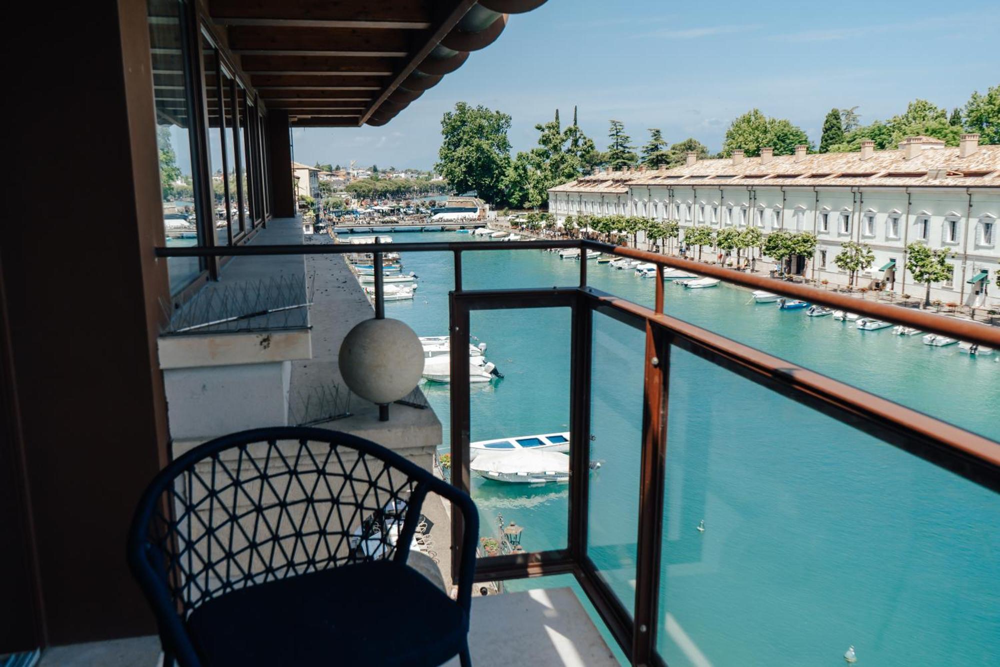 C House Rooms Lake Peschiera del Garda Bagian luar foto