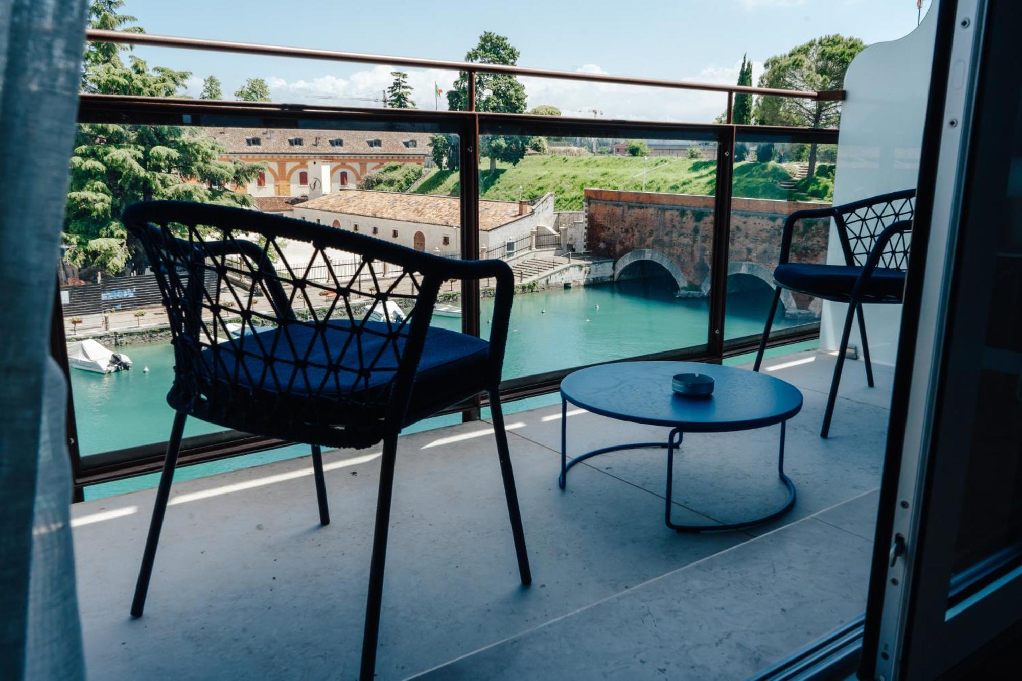 C House Rooms Lake Peschiera del Garda Bagian luar foto