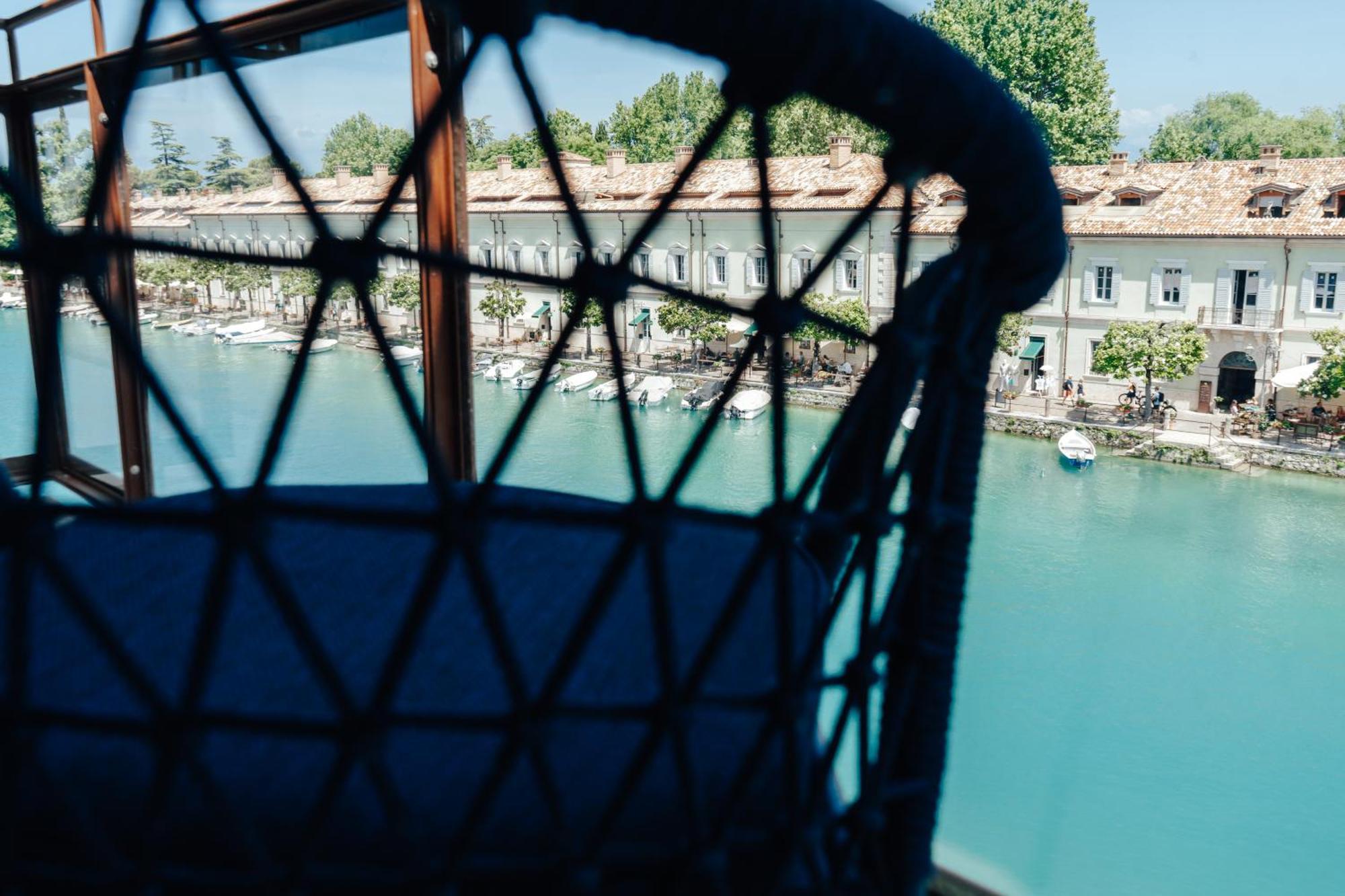 C House Rooms Lake Peschiera del Garda Bagian luar foto