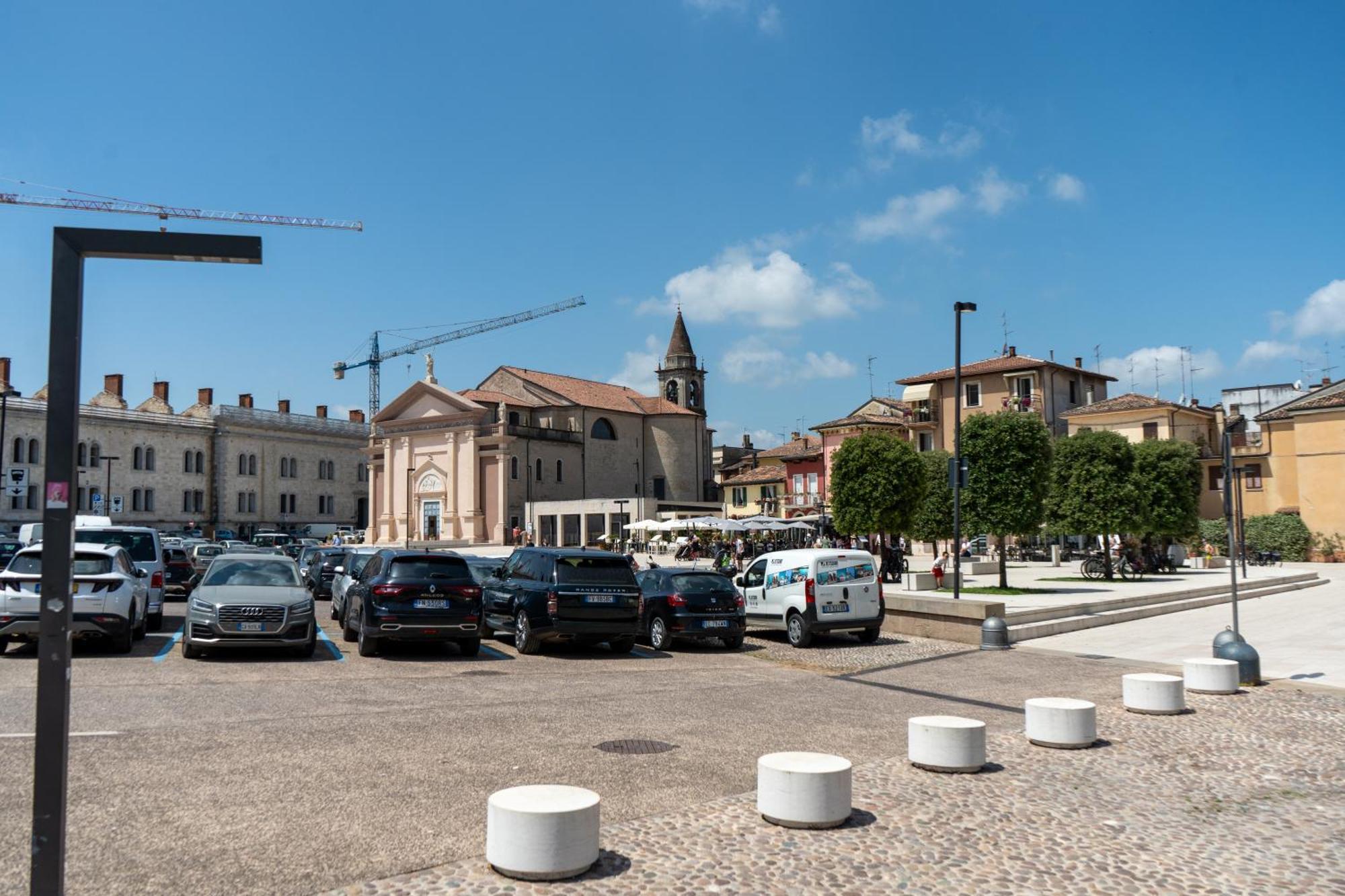 C House Rooms Lake Peschiera del Garda Bagian luar foto