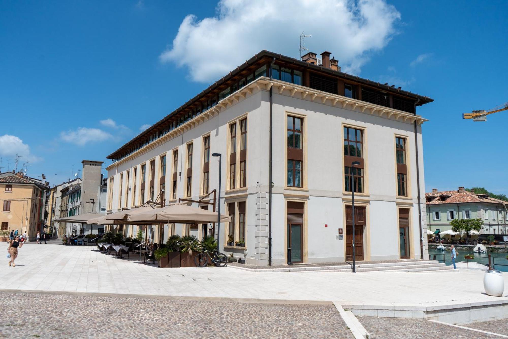 C House Rooms Lake Peschiera del Garda Bagian luar foto