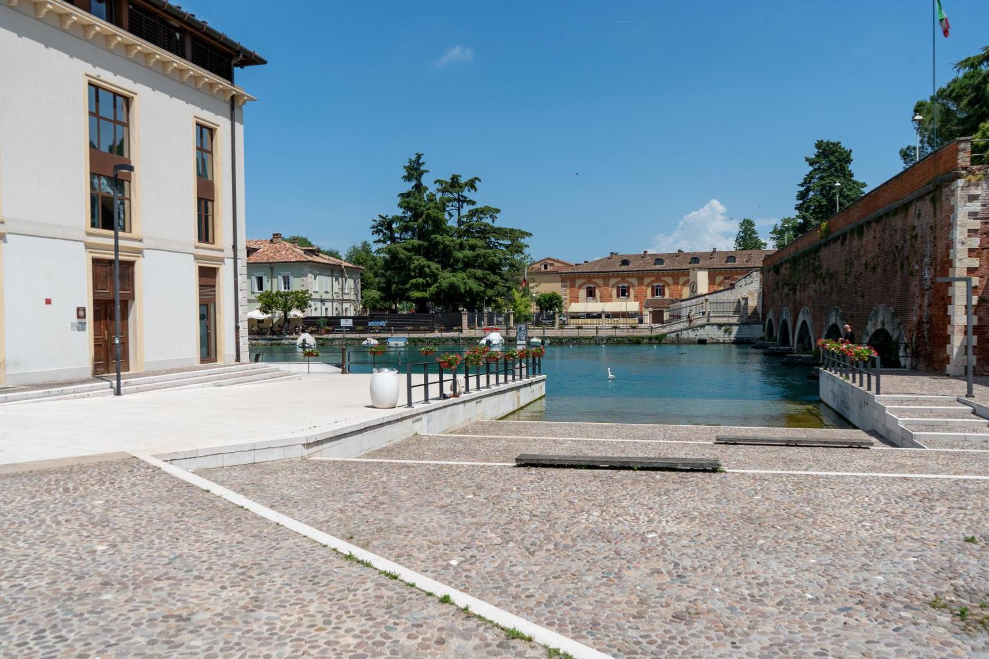 C House Rooms Lake Peschiera del Garda Bagian luar foto