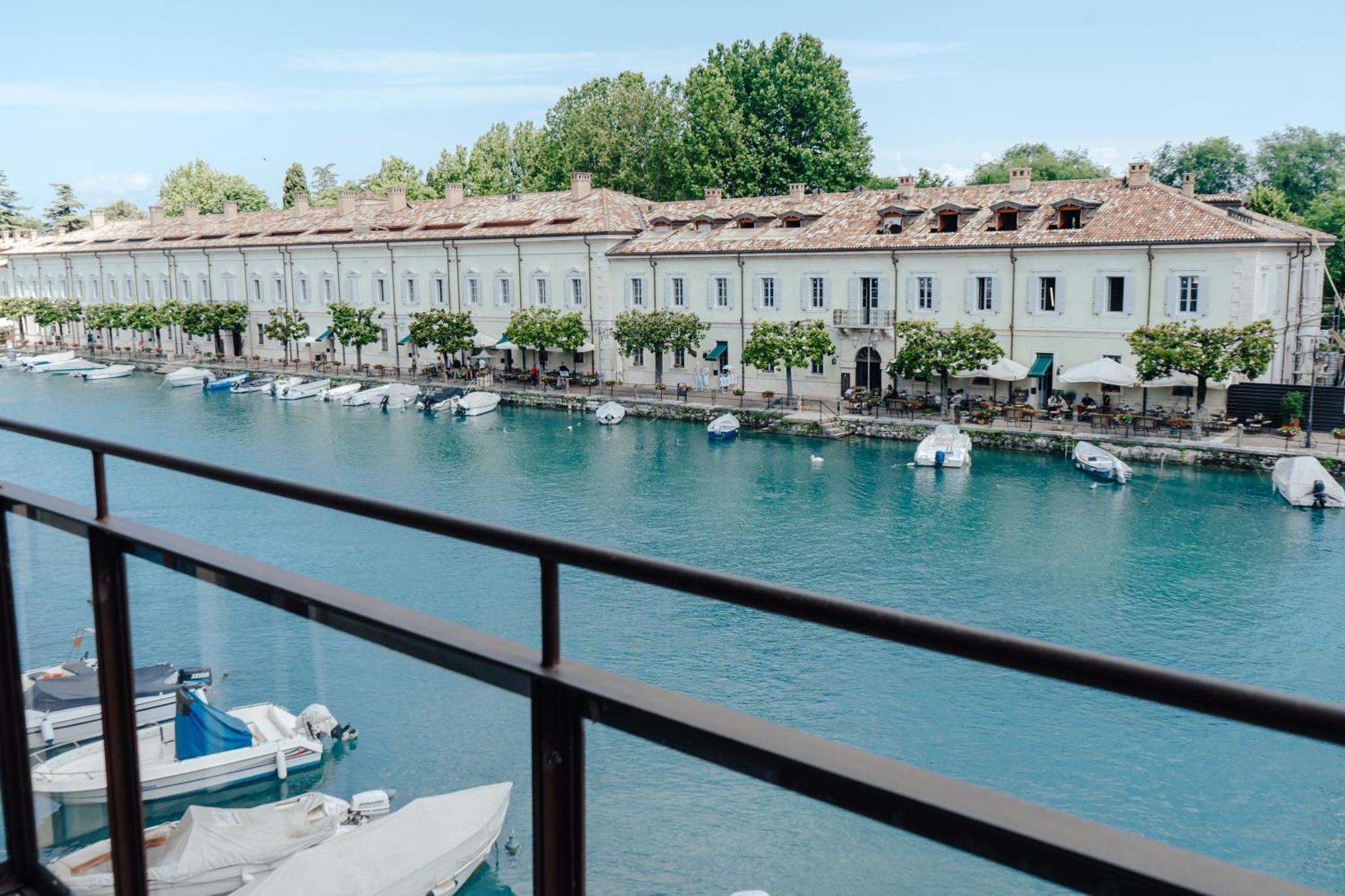 C House Rooms Lake Peschiera del Garda Bagian luar foto