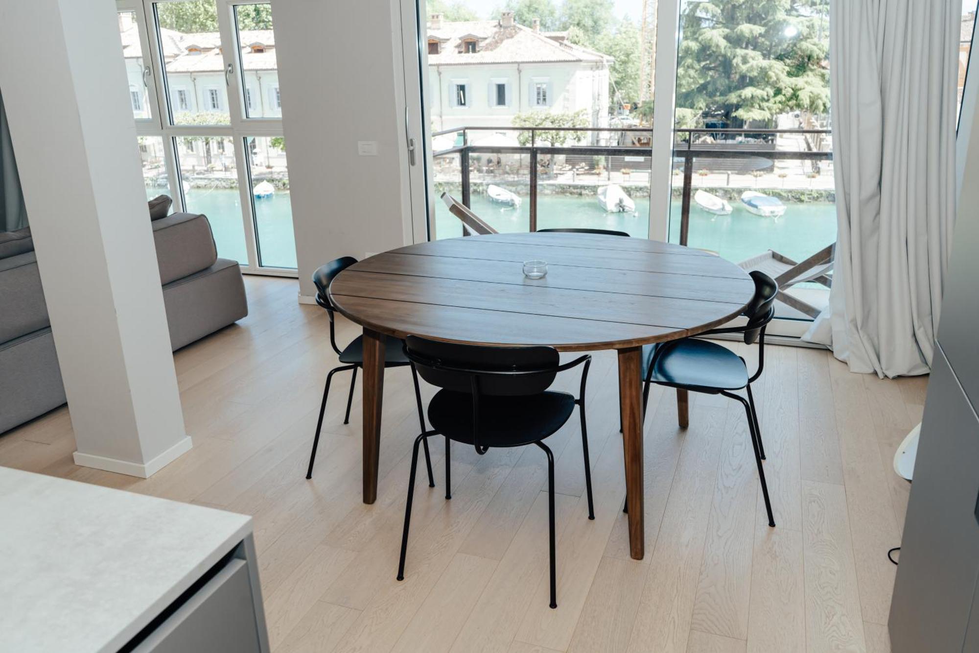 C House Rooms Lake Peschiera del Garda Bagian luar foto