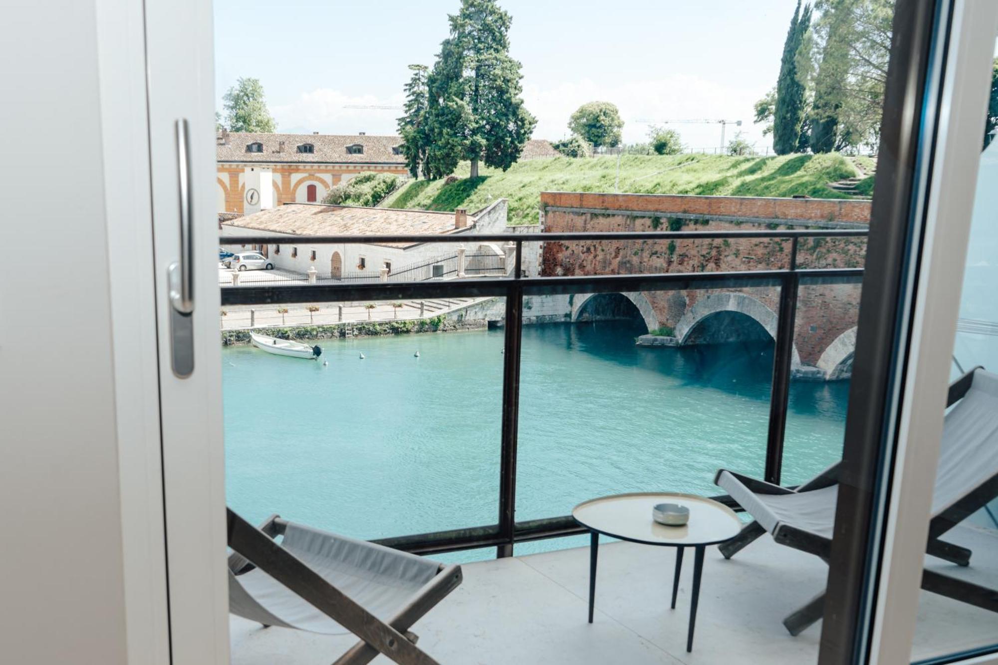 C House Rooms Lake Peschiera del Garda Bagian luar foto