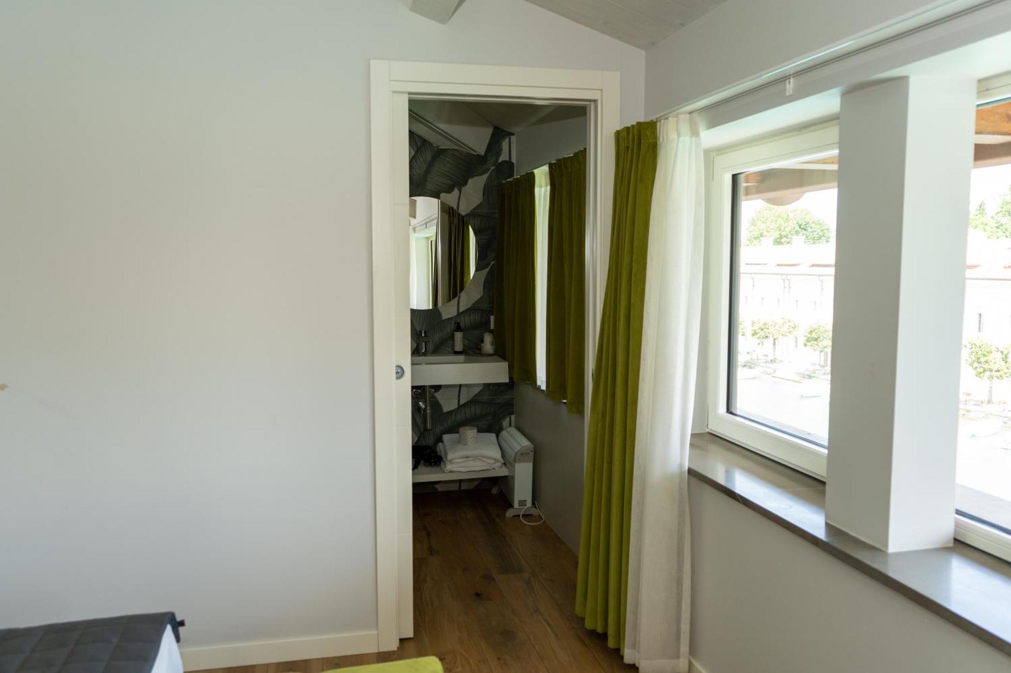 C House Rooms Lake Peschiera del Garda Bagian luar foto