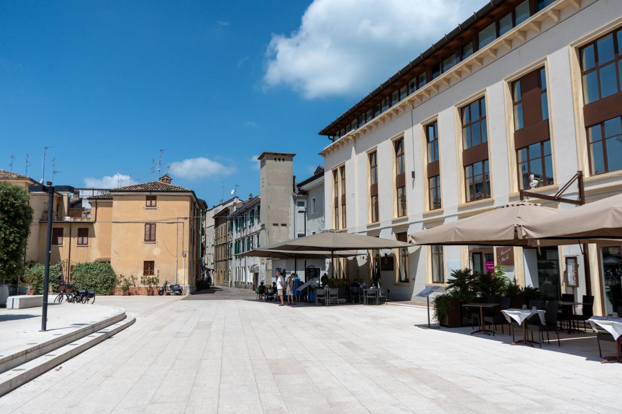 C House Rooms Lake Peschiera del Garda Bagian luar foto