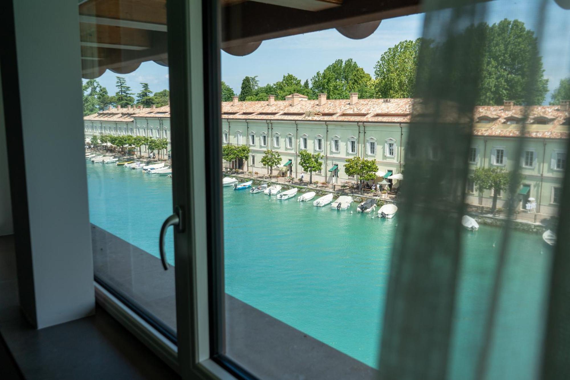 C House Rooms Lake Peschiera del Garda Bagian luar foto