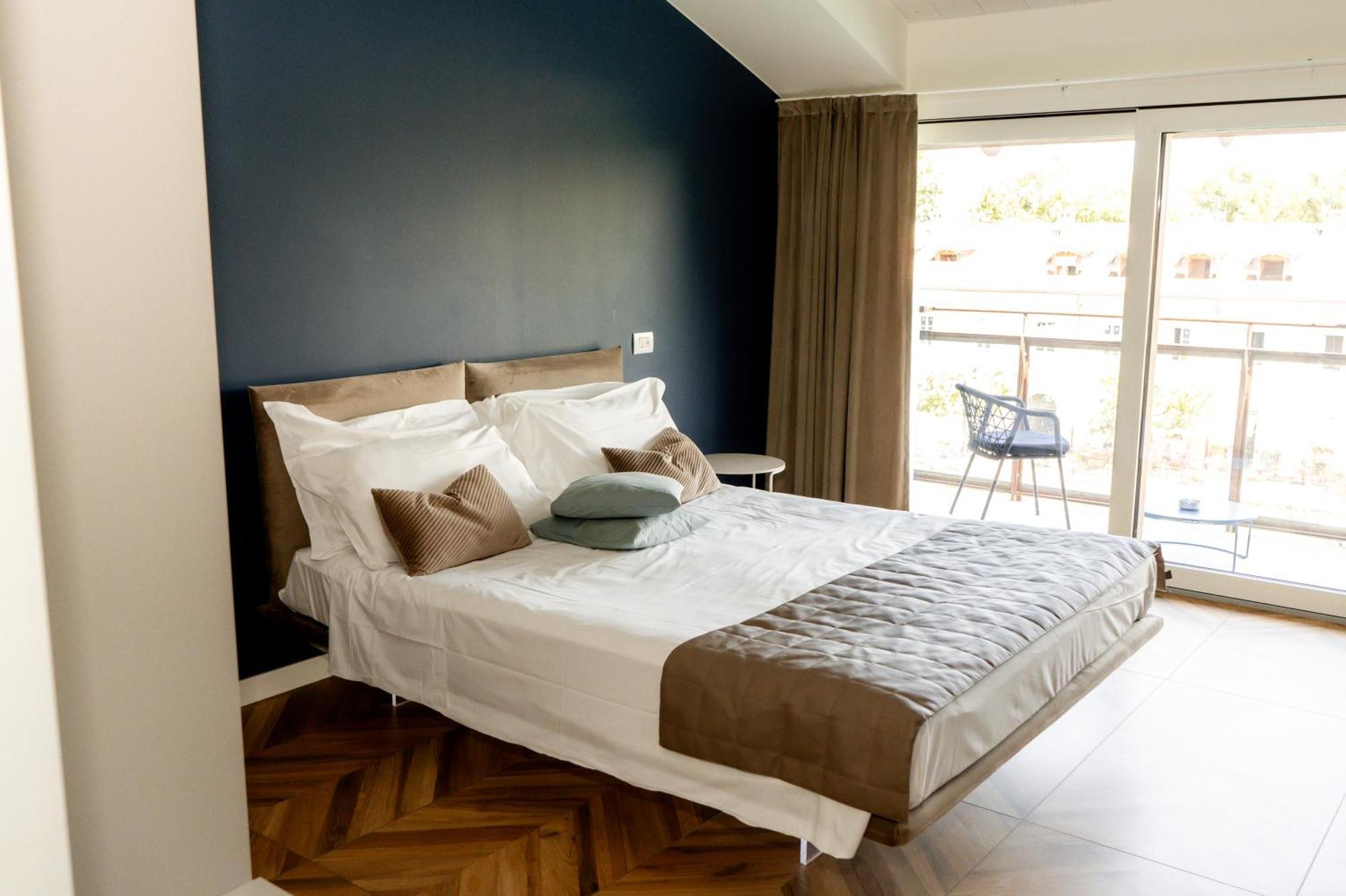 C House Rooms Lake Peschiera del Garda Bagian luar foto
