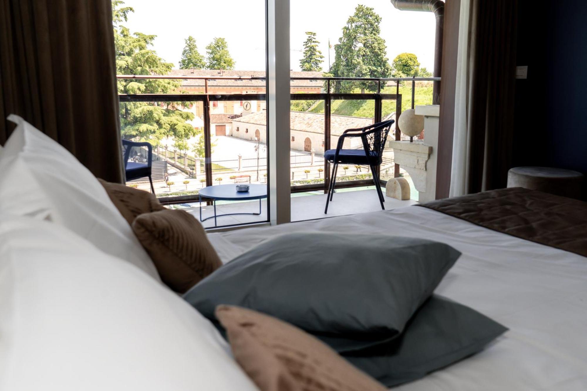C House Rooms Lake Peschiera del Garda Bagian luar foto
