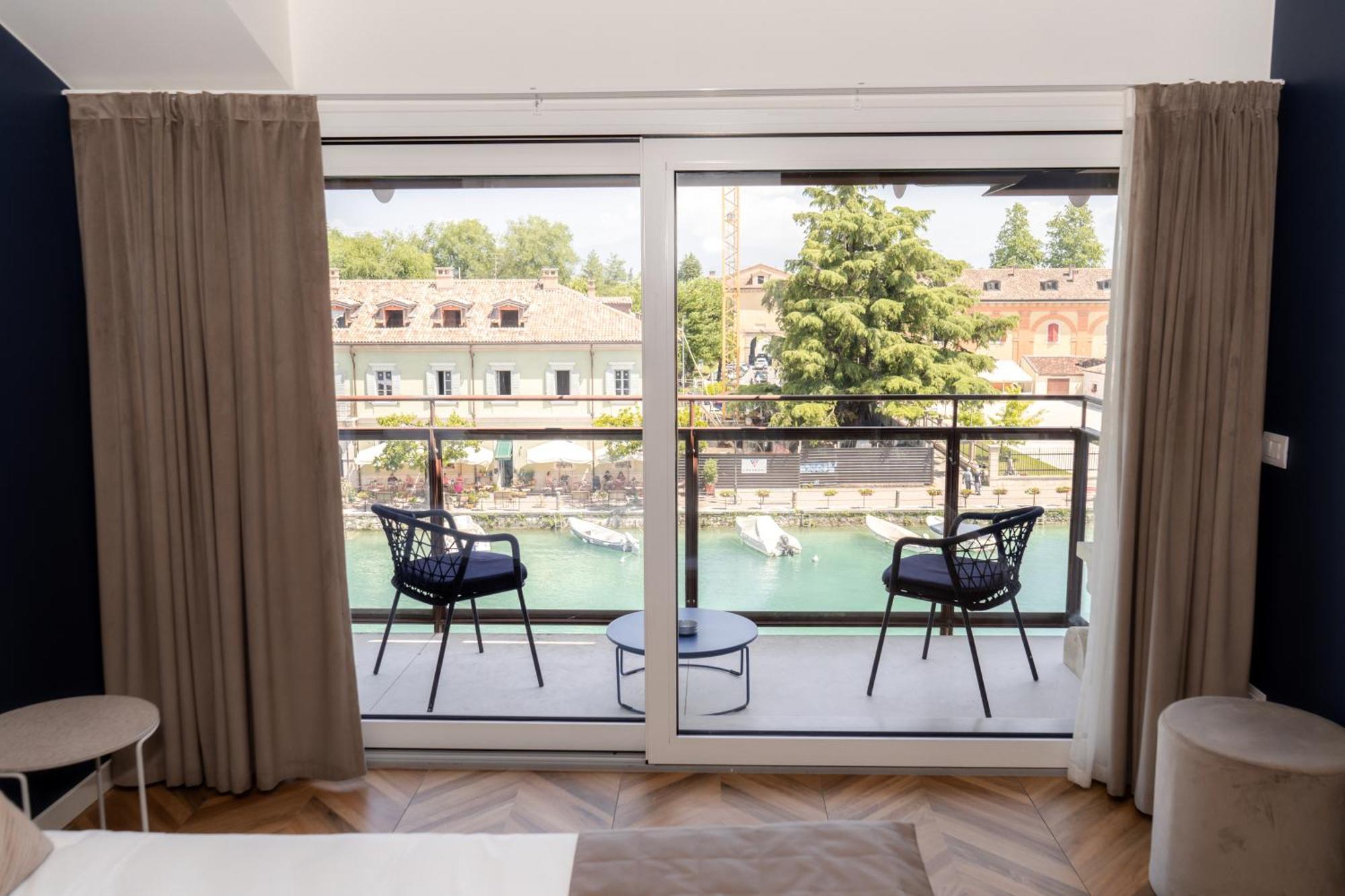 C House Rooms Lake Peschiera del Garda Bagian luar foto