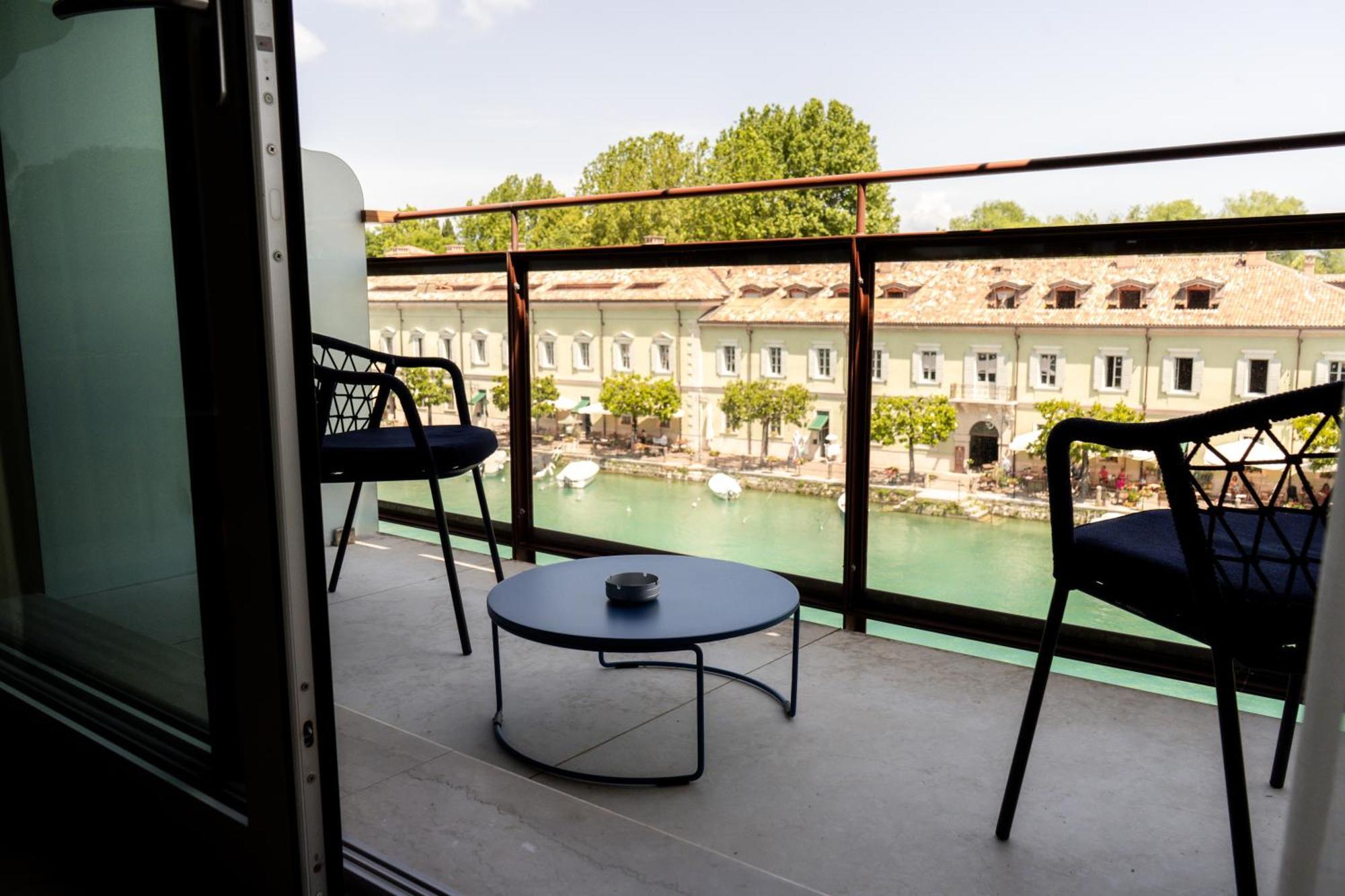 C House Rooms Lake Peschiera del Garda Bagian luar foto
